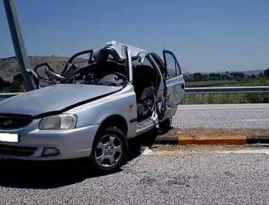 Tρομερό ατύχημα στη Λάρισα με Ι.Χ να συγκρούεται με κολώνα- Γλύτωσε ο οδηγός (φωτο)